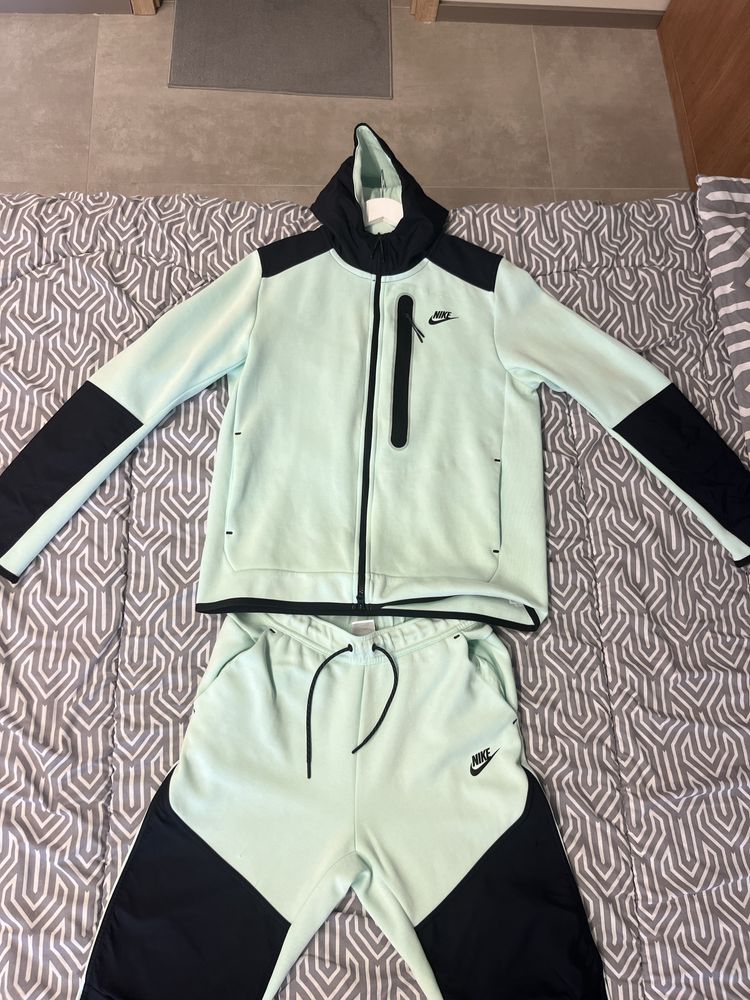 Nike tech fleece overlay vest light green black