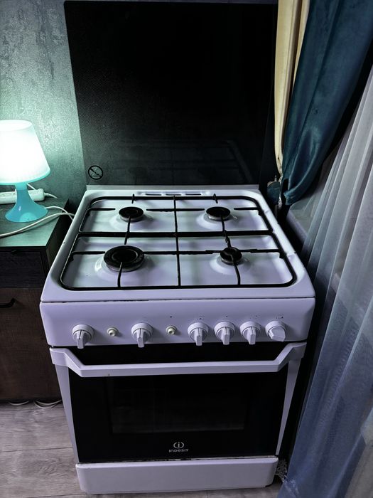Продам газовую плиту INDESIT
