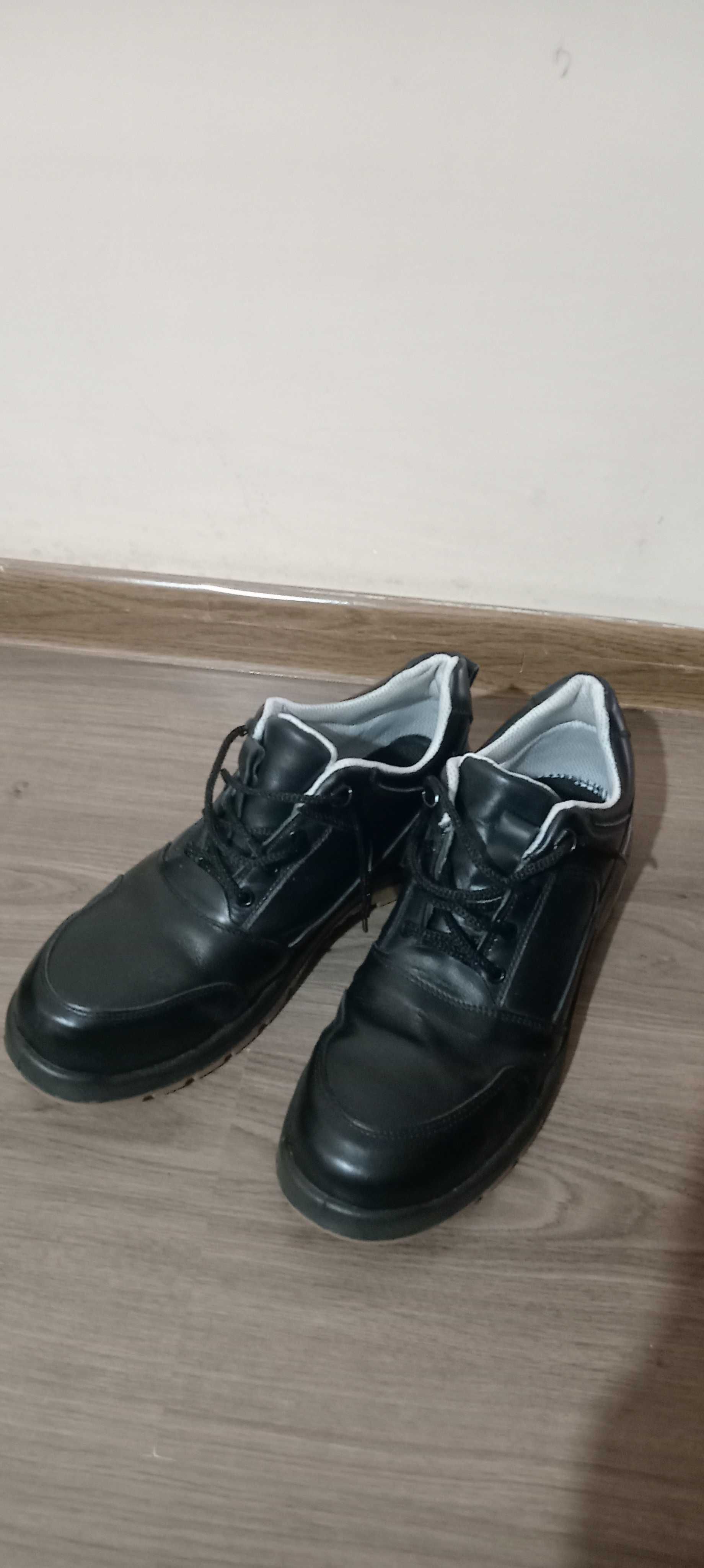 Spes oyoq kiyim sotiladi