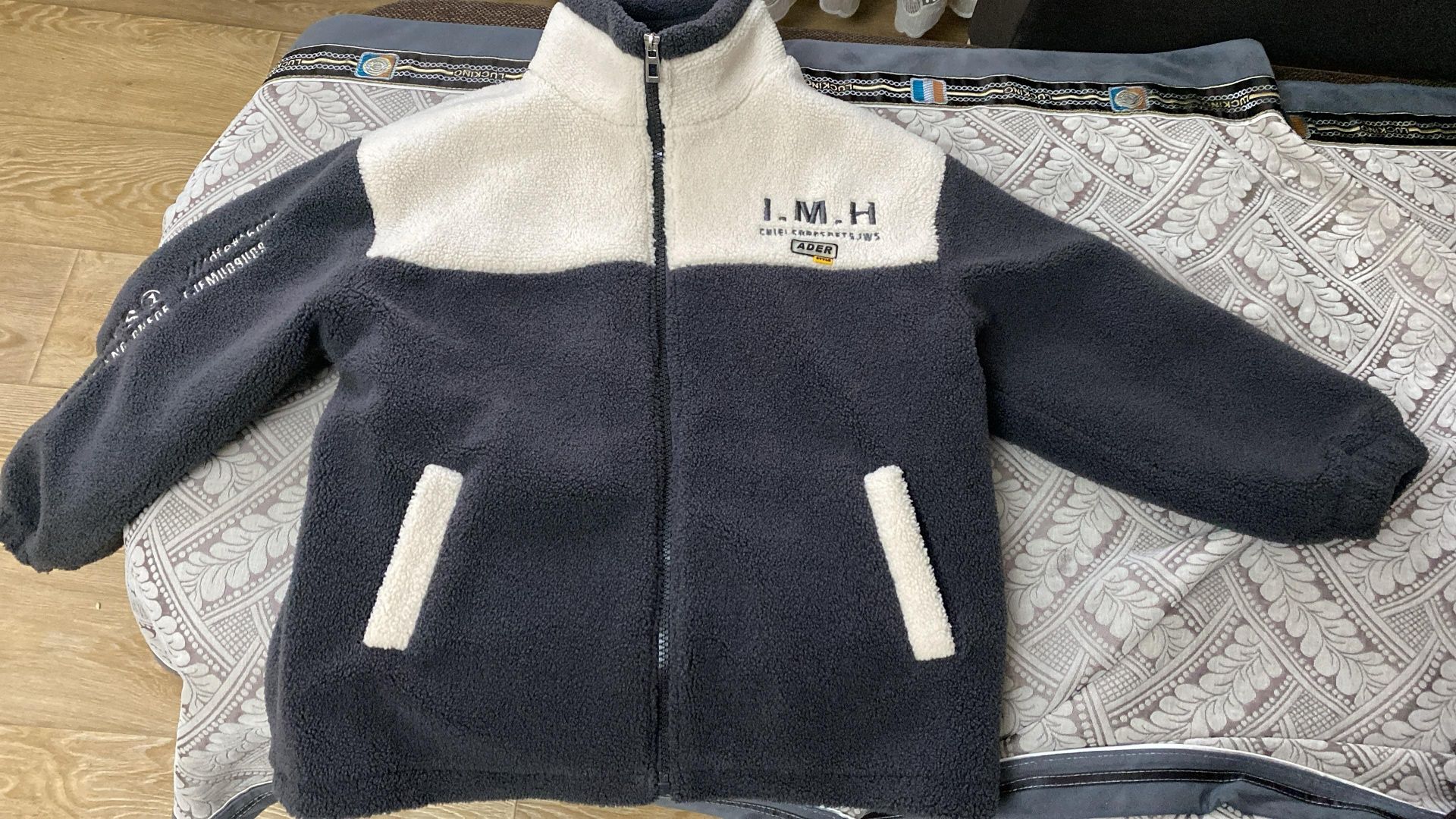 Продам демисезонную куртку на девочку