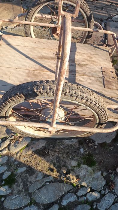 Продавам метална количка на две колела  мотоциклетни