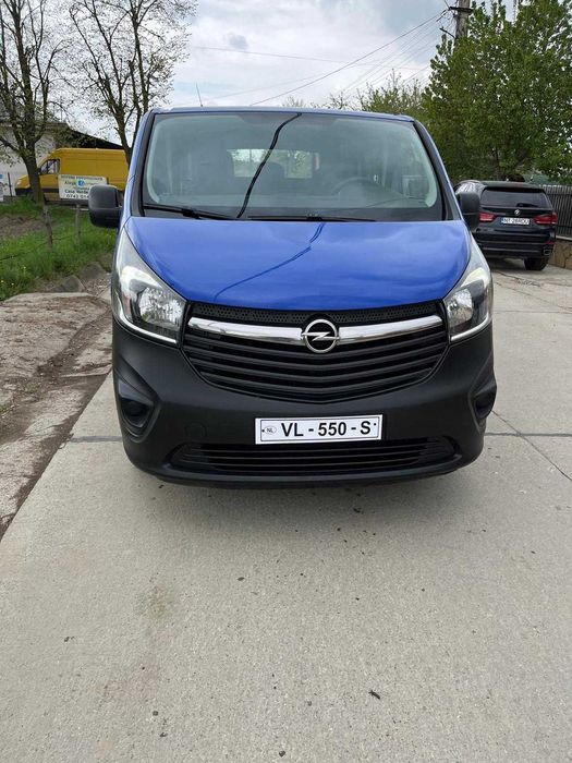 Vand opel vivaro cu 5 locuri si duba nu renault