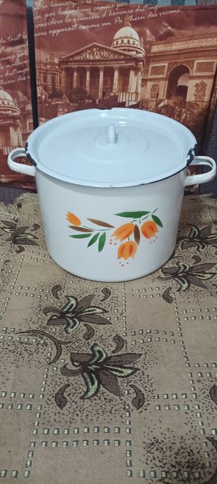 Эмалированные кастрюли и ведро .