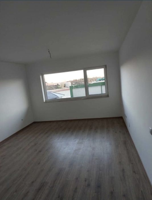 Vand casa pe structura metalica