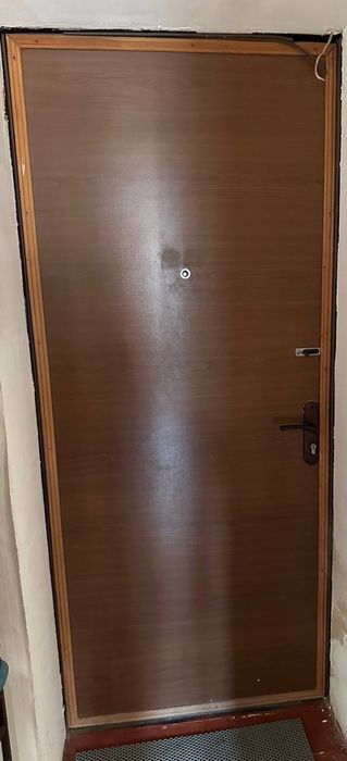 Продаётся дверь б/у железная