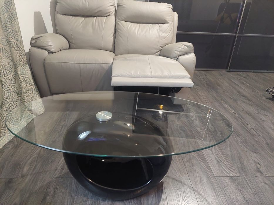 Canapea piele naturală + măsuță servit cafeaua