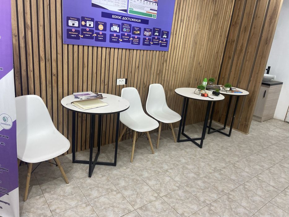 Витрина, стелаж, столы, стулья