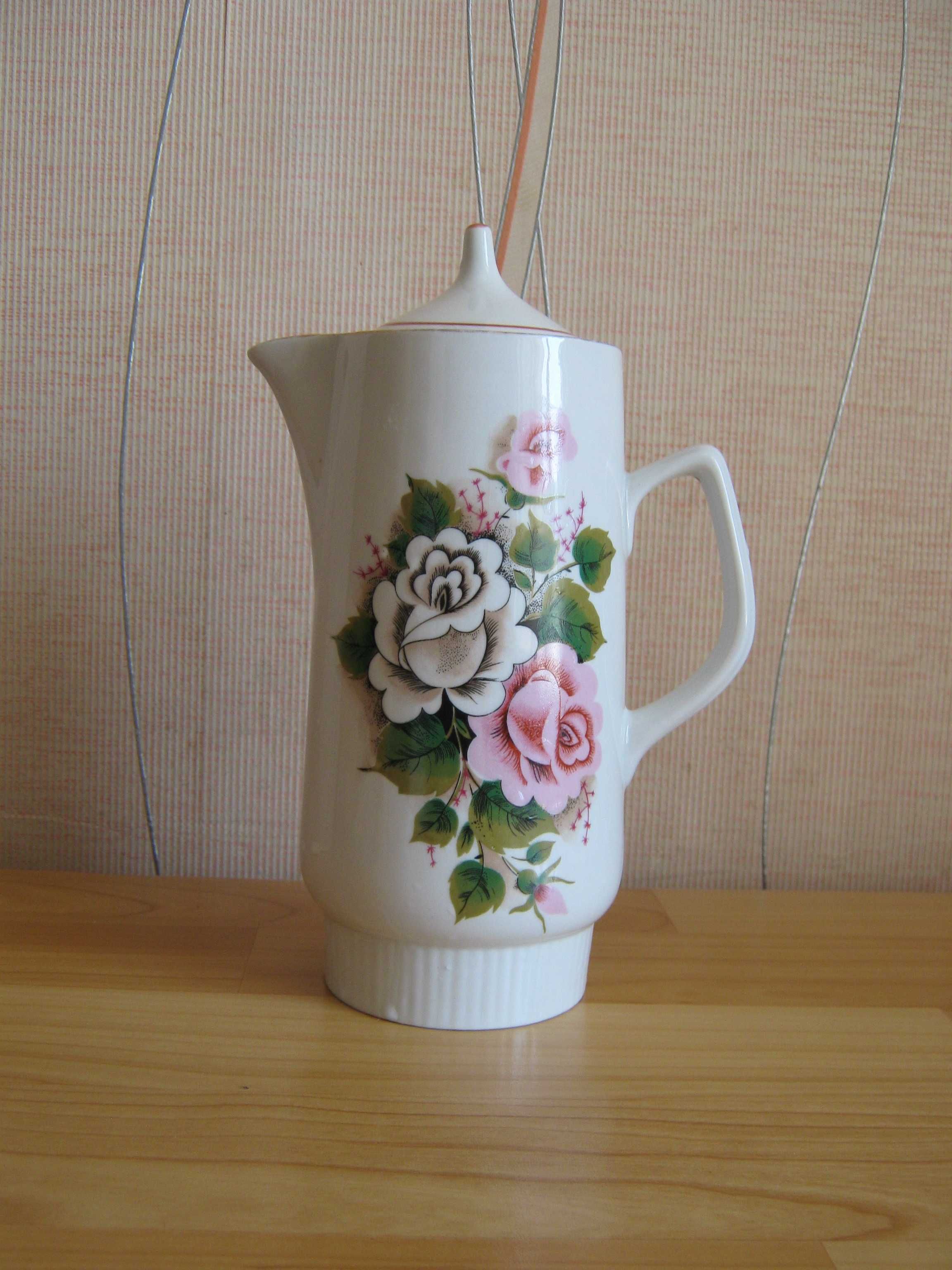 Продам фарфоровый кувшин, объём 1,4 литра.
