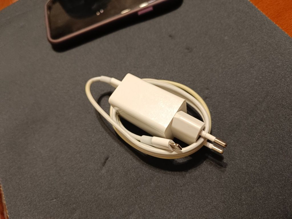 Продавам iPhone 11 64gb лилав.