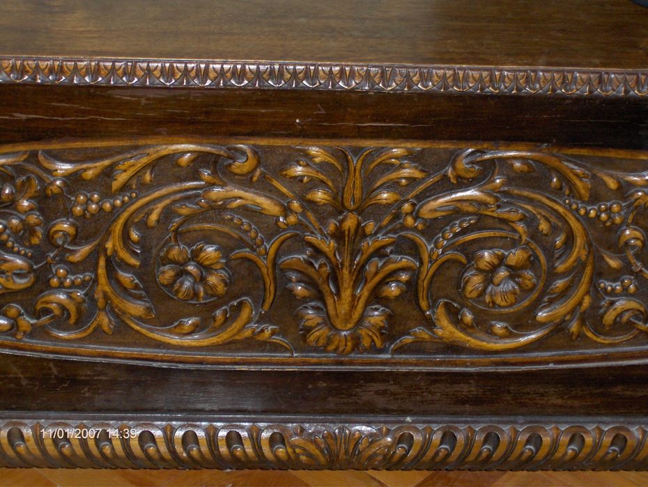 Mobila veche sculptata manual