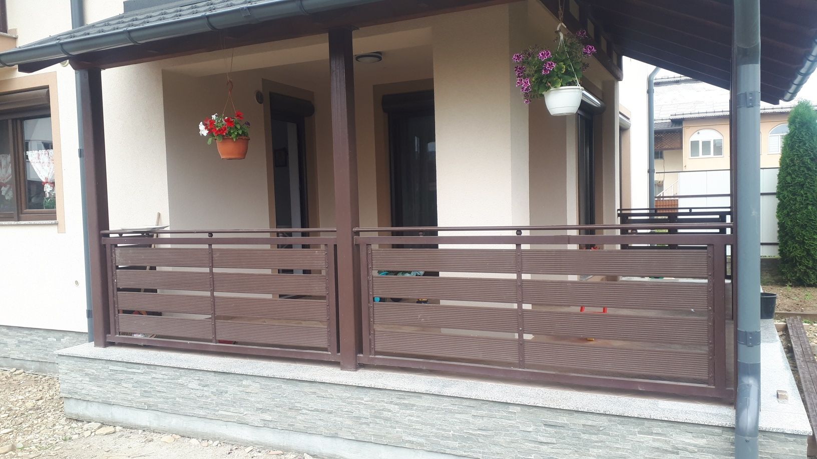 Vand balustrada terasa din fier si placi de compozit