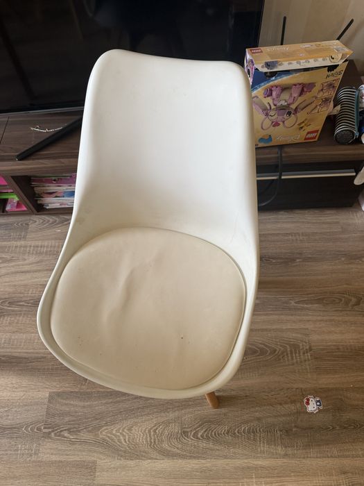 Продавам маса с три стола