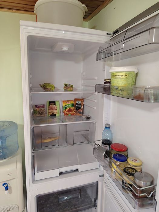 Vând combina frigorifica Artic defecta.