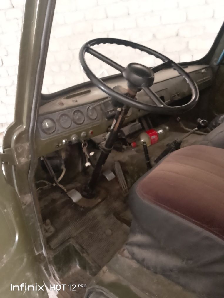 Uaz yurib turgan moshina matori yangi balon yangi benzin
