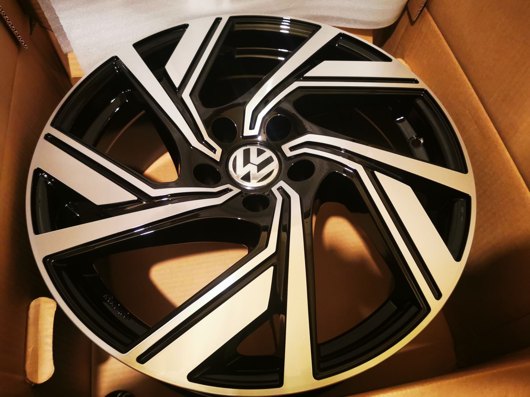 Vand jante de aliaj pentru vw pe 18 marca Avus model Ac 521