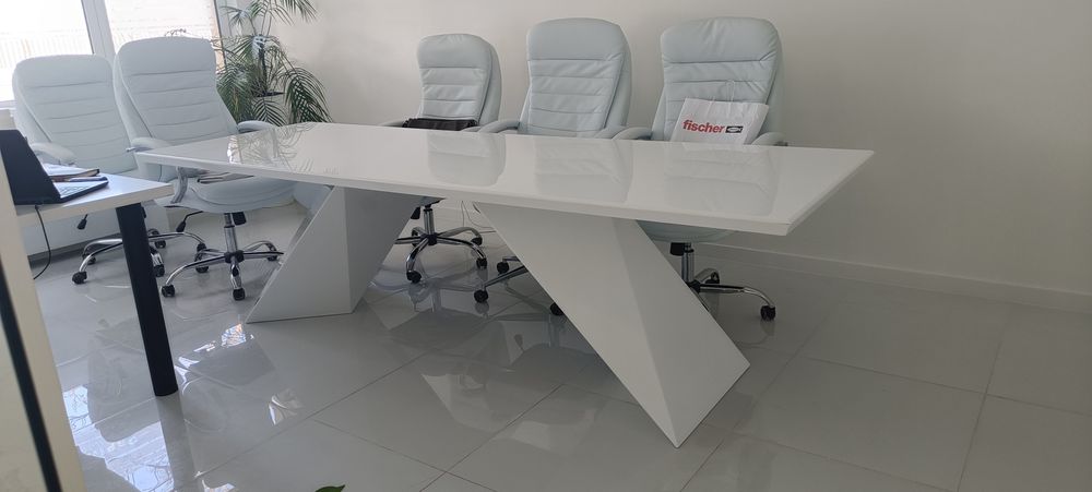 Маса подходяща за конферентна зала