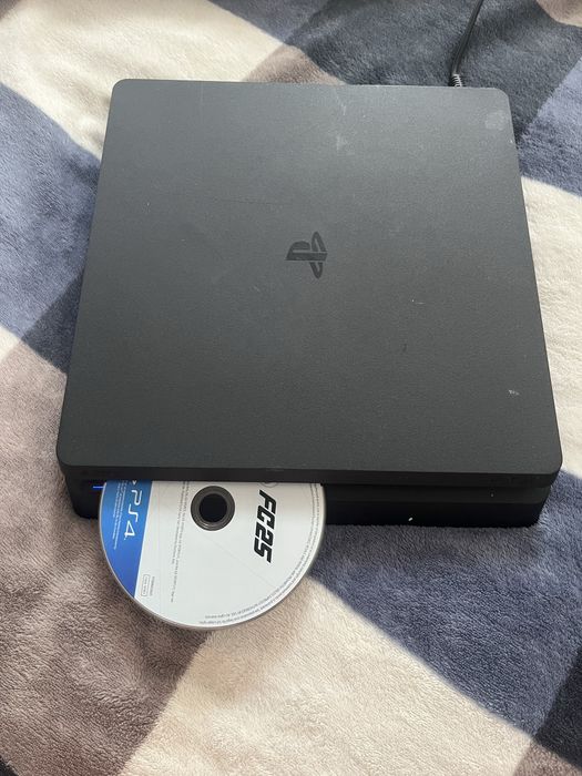 PS4 Slim + 1 manetă + 9 jocuri originale