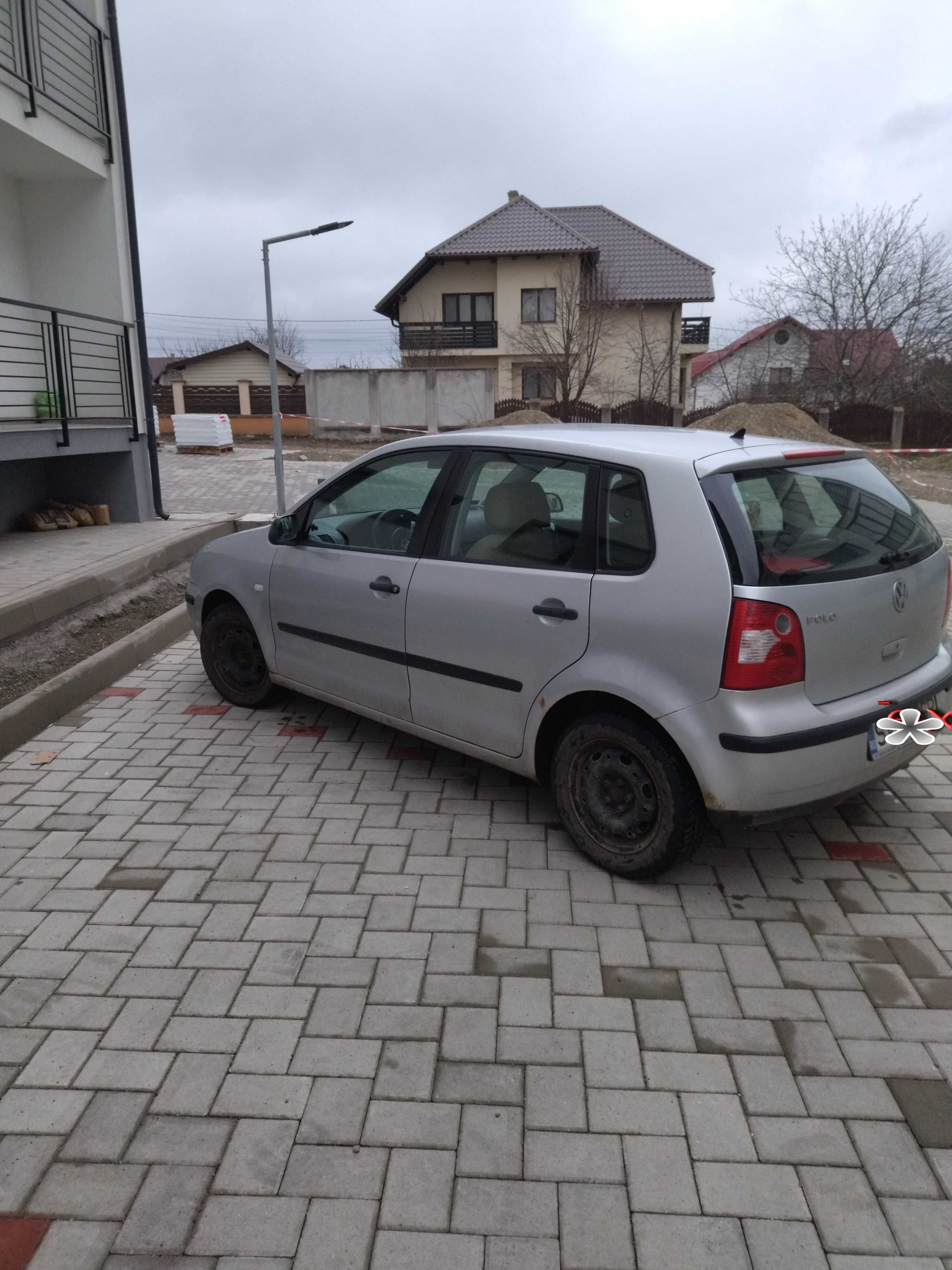 Vând VW POLO, an 2004, benzină, motor 1200, stare bună de funcționare.