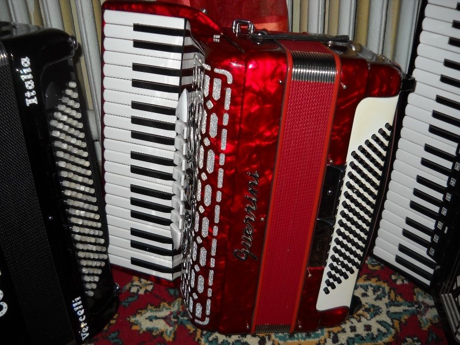 vand acordeon guerrini cu muzica cagnoni a mano din fabrica 96 basi.4s