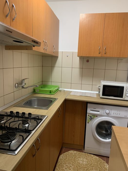 Închiriez apartament cu 2 camere