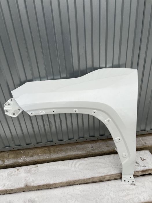 Продам б/у левое предне крыло для тойоты RAV-4. Цвет белый. б/у