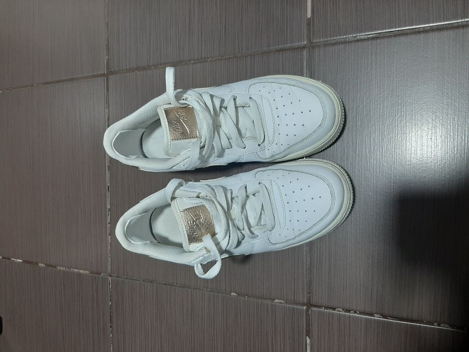 Vând adidași originali