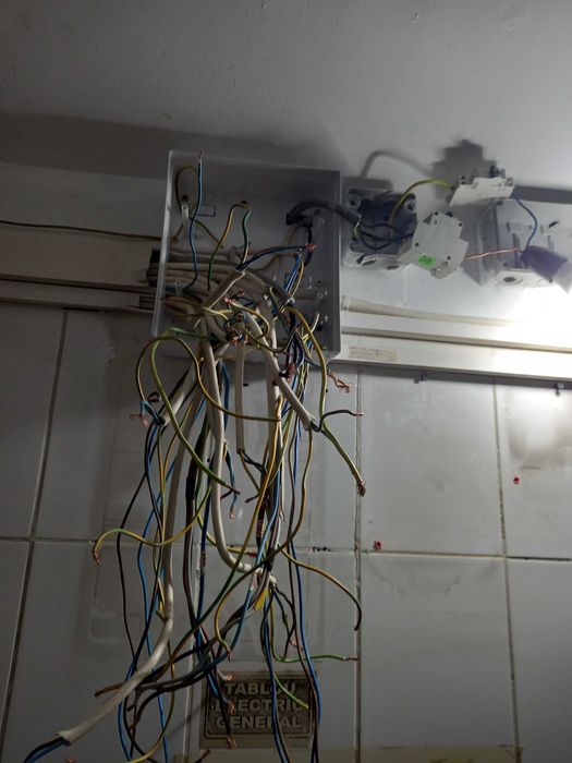 Electrician Instalator deblochez usi montez central termice gaura hota