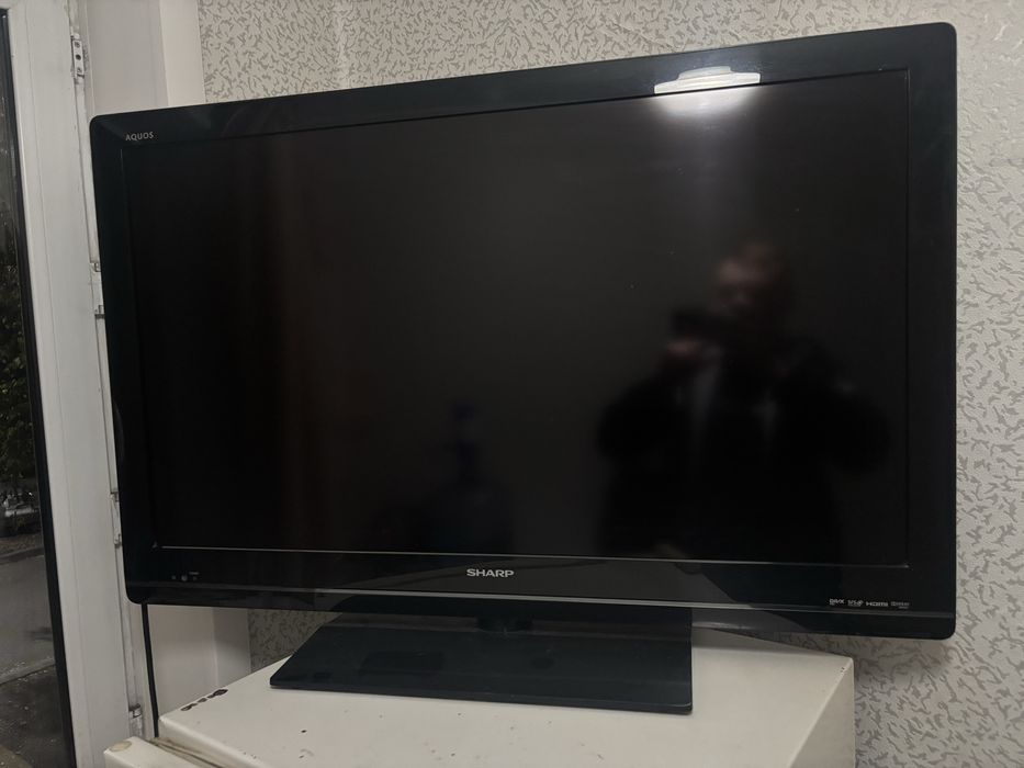 Телевизор , не смарт , через HDMI можно смотреть