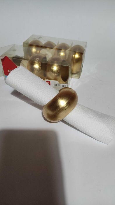 Чисто нови пръстени за салфетки в златист цвят