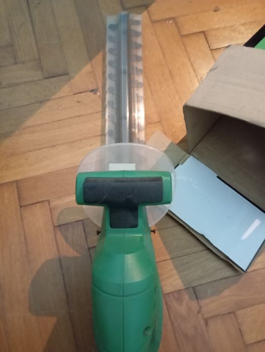 Fierăstrău electric, foarfecă