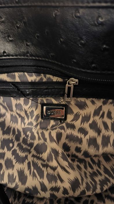 Оригинална черна чанта Guess.