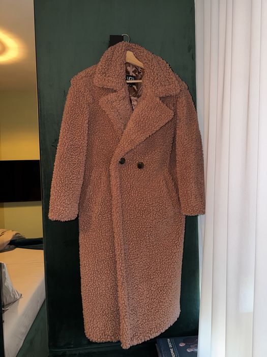 Palton lung UGG.