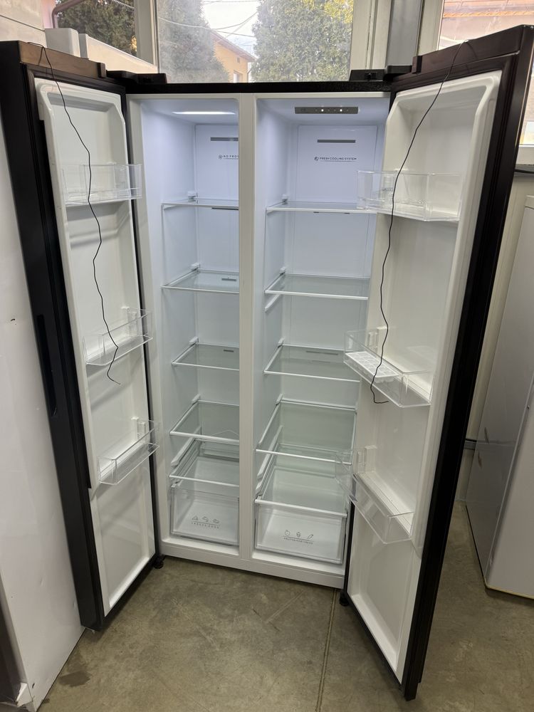 Двукрилен  хладилник с фризер  A+++ черен Мострен GERMANY гаранция