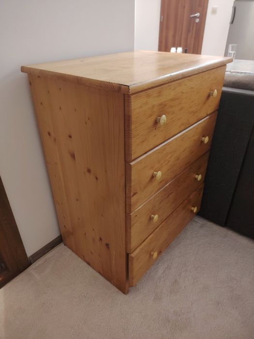 Скрин от дърво, столове от дърво и метал