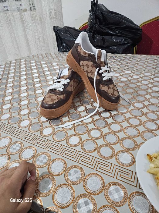Vand adidasi gucci 1-1 marime 44