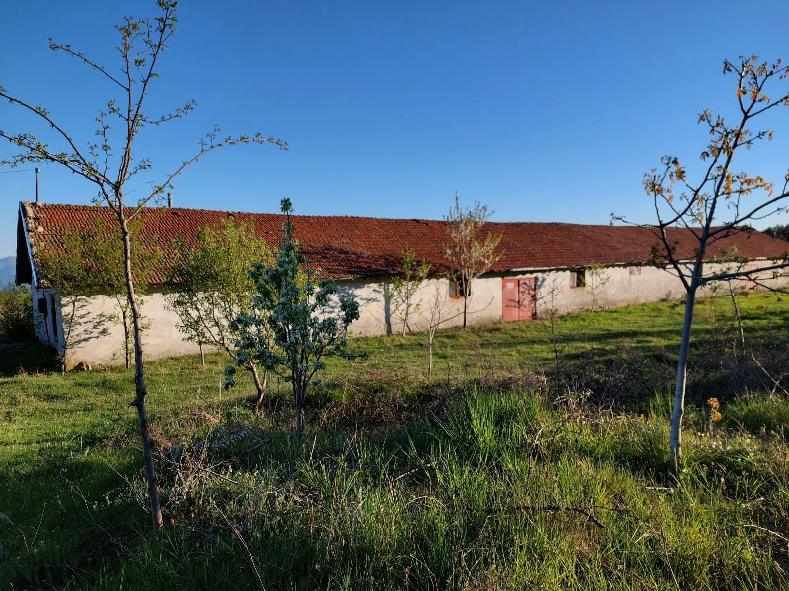 Парцел с 2 сгради 2350кв.м
