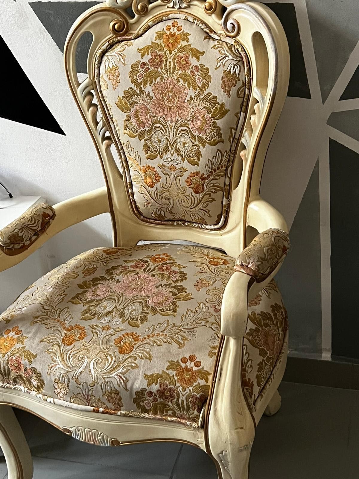 Vând 2 scaune model baroque