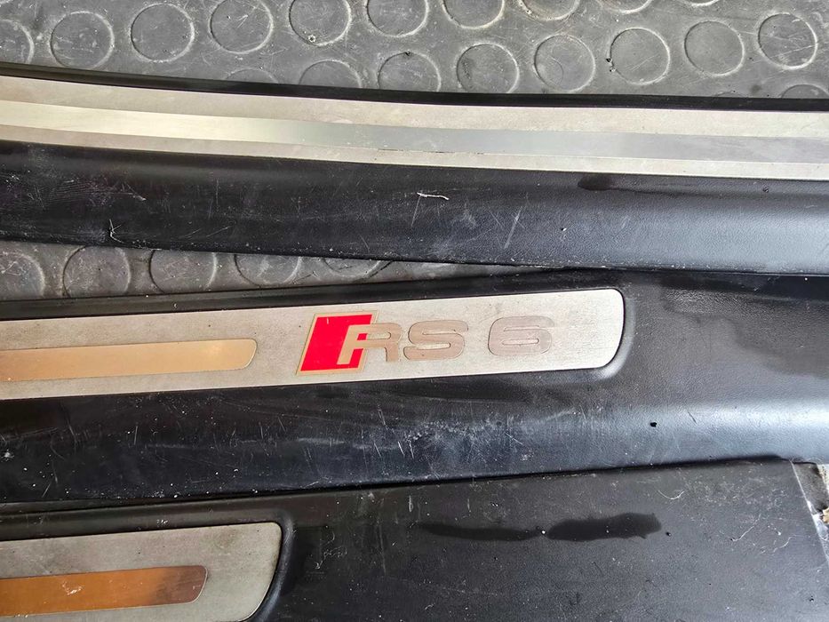 Продаваме интериорни лайсни за прагове от Audi RS6 4F 2010г avant