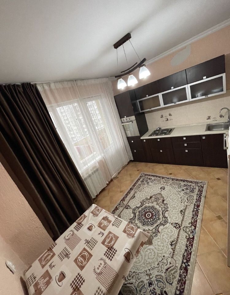 По часам Квартира в центре. Актобе Ажары 11 мкр. Сазда. 8 мкр. 101.