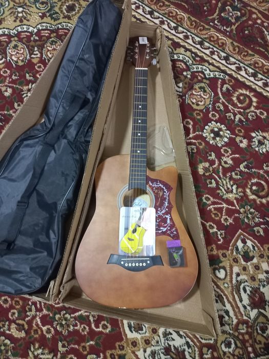 Gitara holati idieal yangi srochni sotiladi