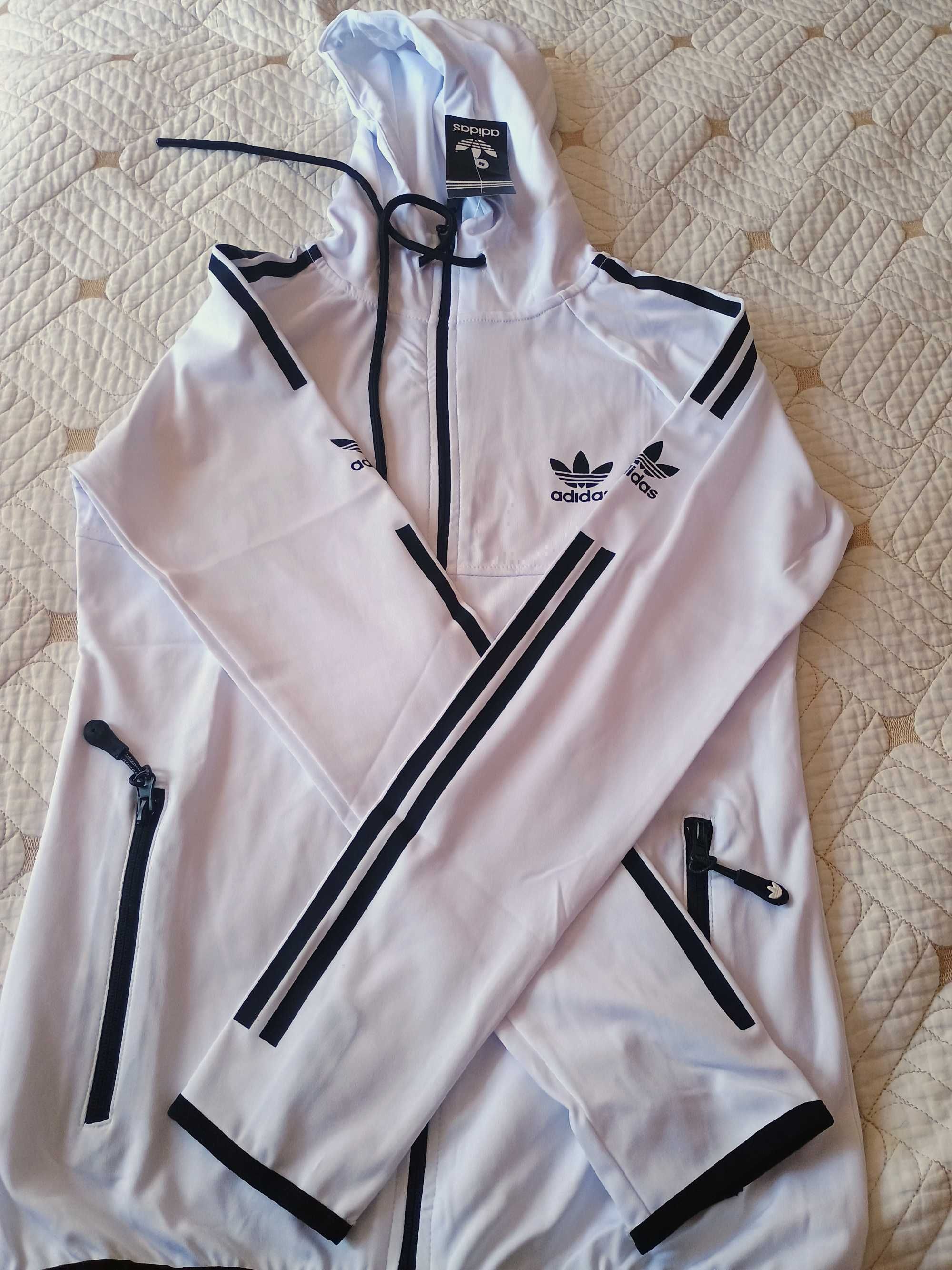 Дамски спортен екип на Adidas
