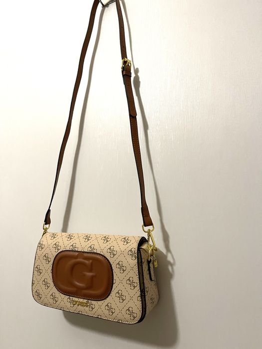 **НОВИ** Чанти Guess в 2 различни цвята с регулируеми дръжки