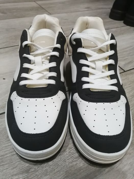 Papuci alb cu negru