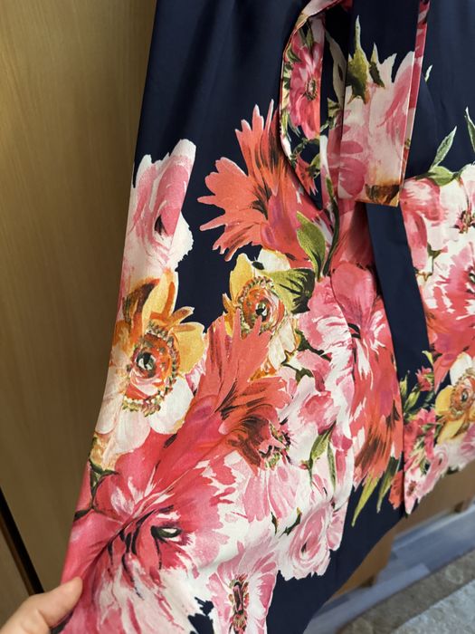 Rochie cu motiv floral din voal
