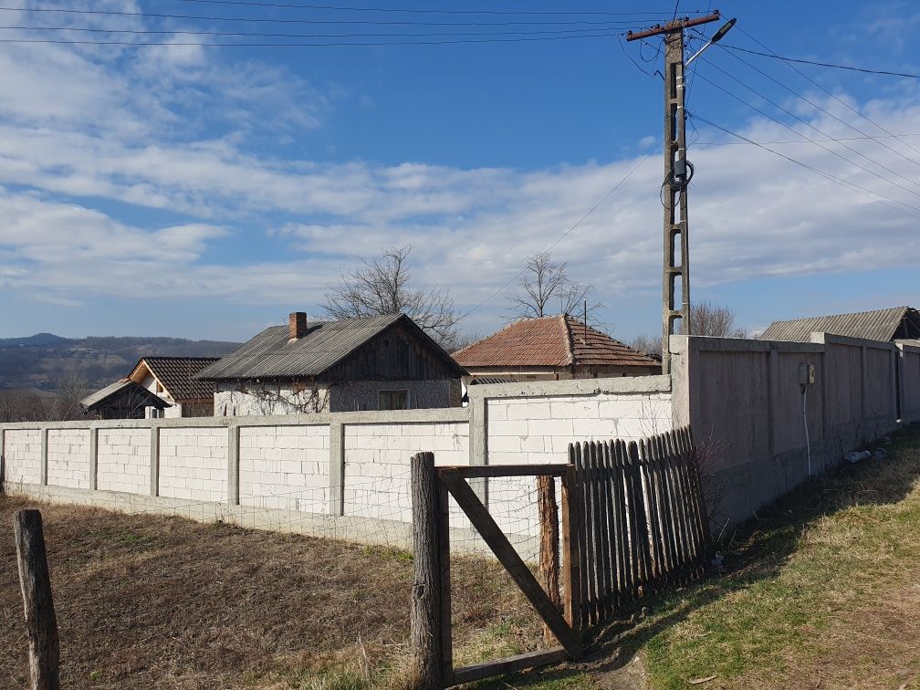 Vând casa bătrânesca