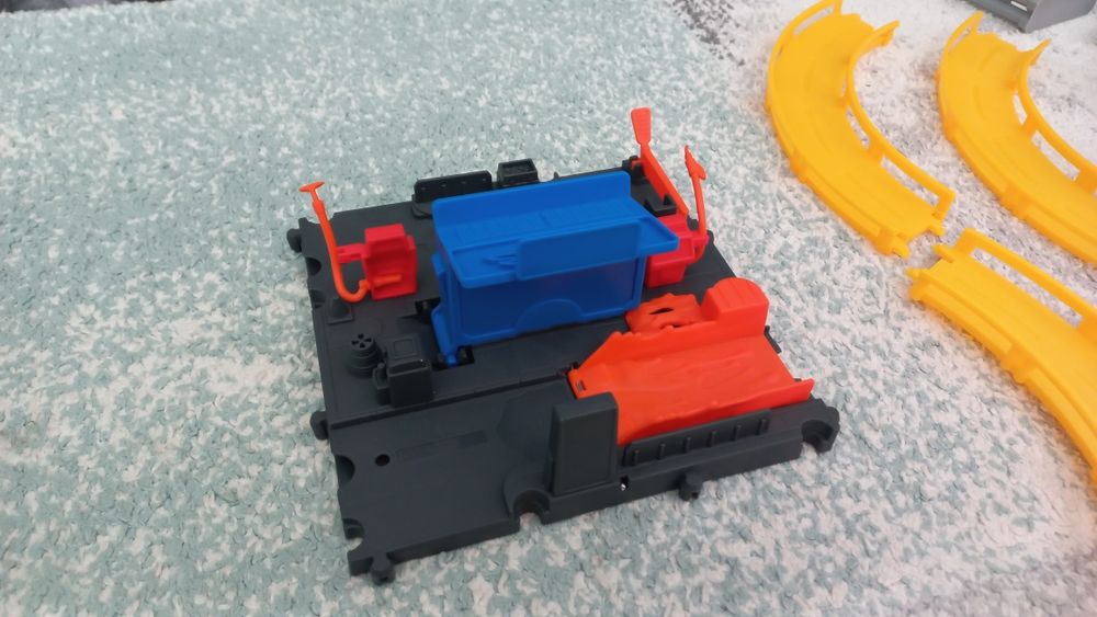 HotWheels писта ,бензиностанция