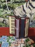 Vând acordeon Hohner Verdi 2 cu 80 în stare foarte bună