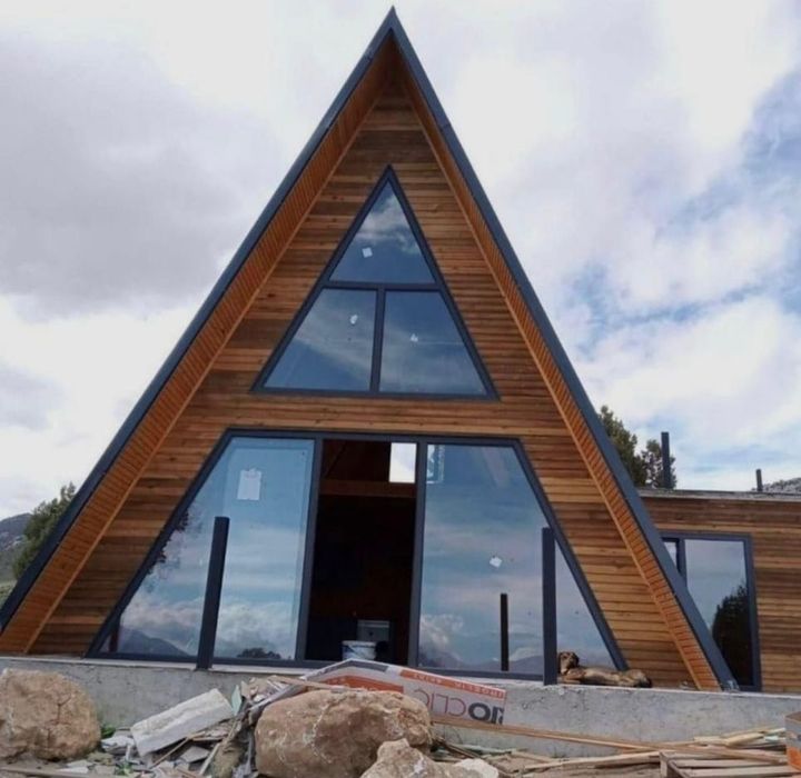 vând căsuța din lemn masiv tip A