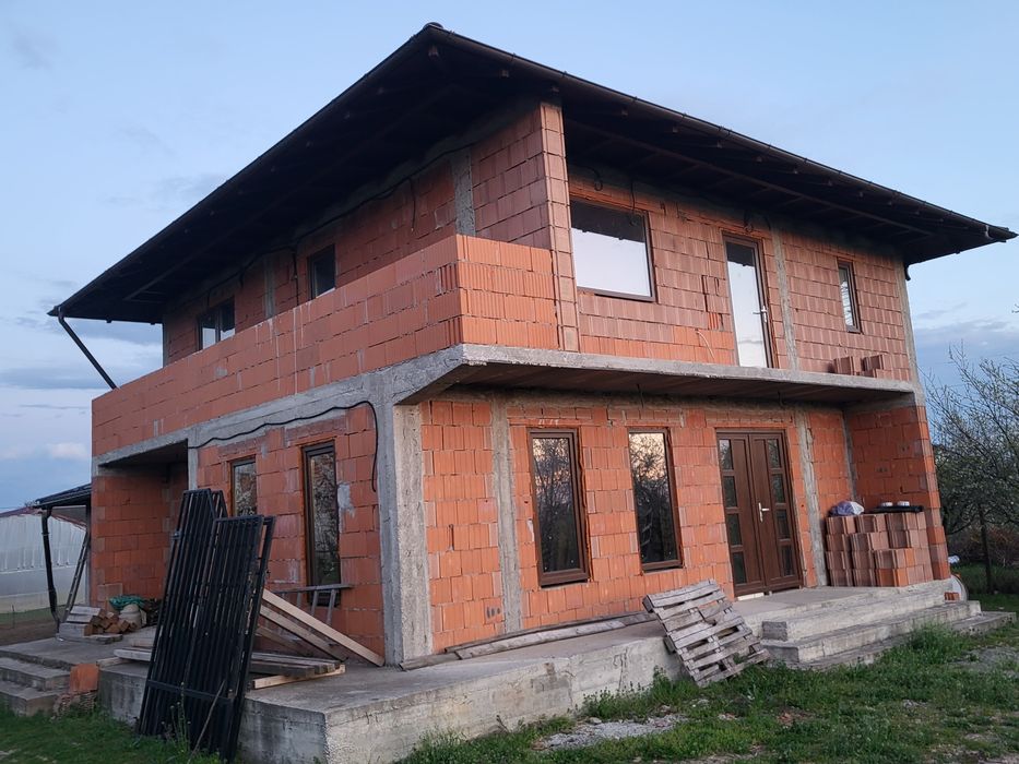Casa la rosu proiect nou Calinesti Arges