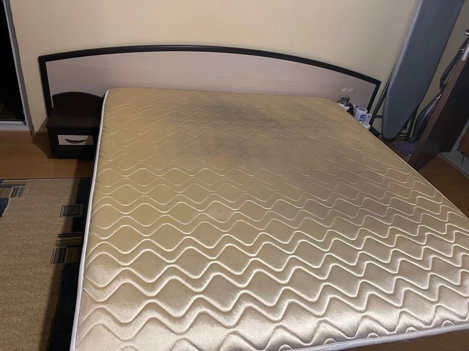 Продавам спалня с матрак 180/200 см.